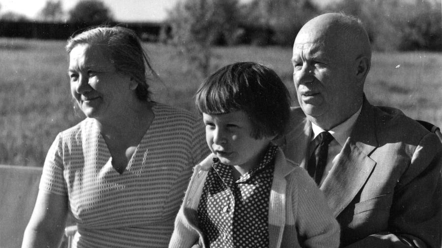 Nina Kruscev col nonno Nikita e la nonna (anche lei di nome Nina) nel 1967