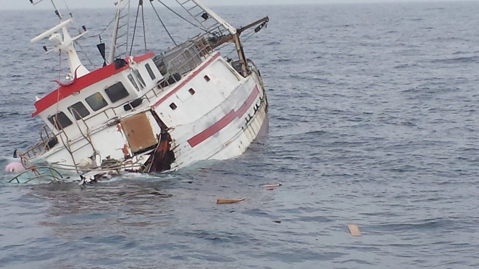 Il "Nika" sventrato dal mercantile affonda in Adriatico (foto Pacetti)
