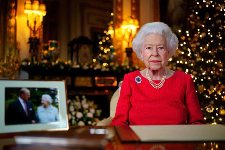 La regina Elisabetta, isola di longevità in un Paese flagellato dalla pandemia