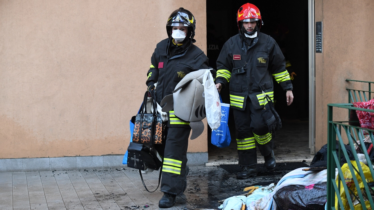 Incendio in un appartamento in via Saragozza (foto Schicchi)
