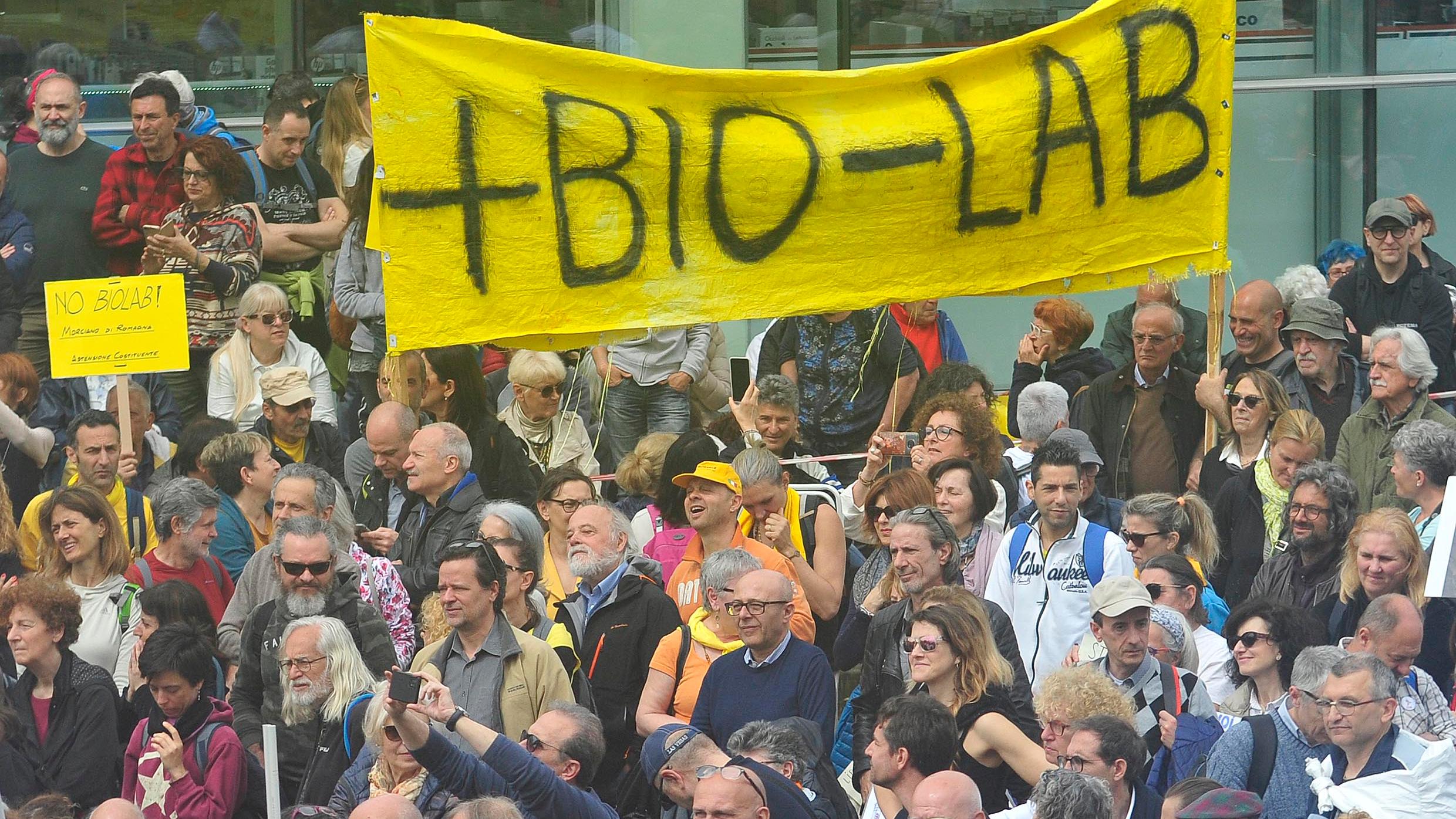 Manifestazione oggi a Pesaro contro il biolaboratorio: oltre 5mila persone  in corteo
