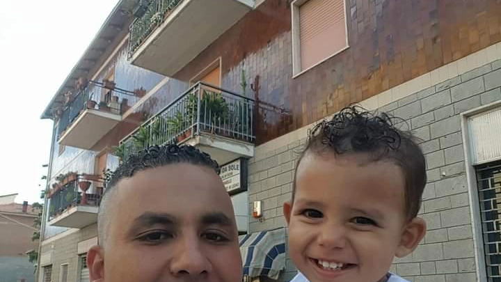 Nabil Dhahri, 38 anni, insieme al figlioletto