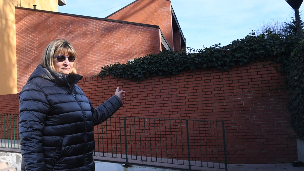 La residente Francesca mostra il muro da cui i ladri riuscirebbero a accedere ai condomini