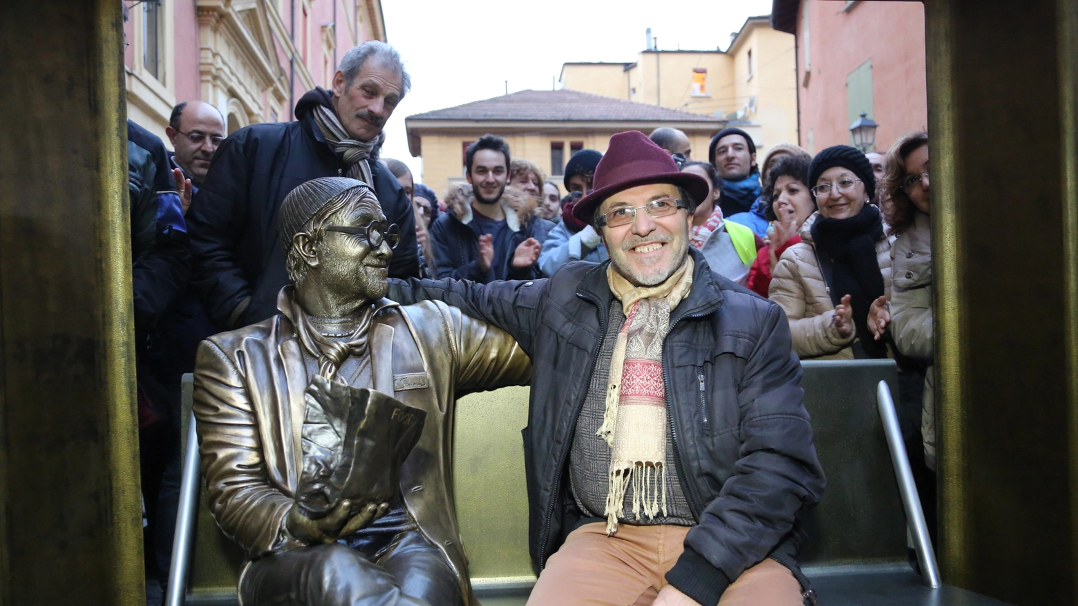 La statua di Lucio Dalla in piazza de' Celestini (foto Schicchi)