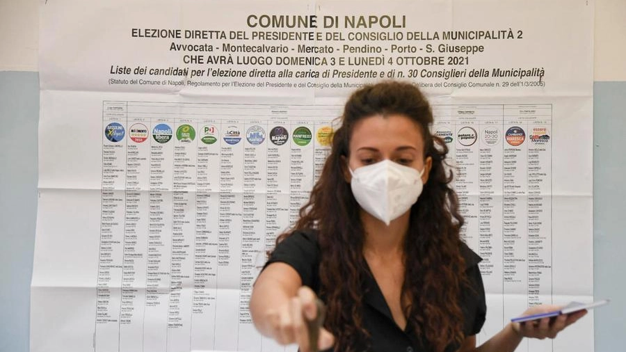 Elezioni Comunali, l'allestimento dei seggi a Napoli (Ansa)
