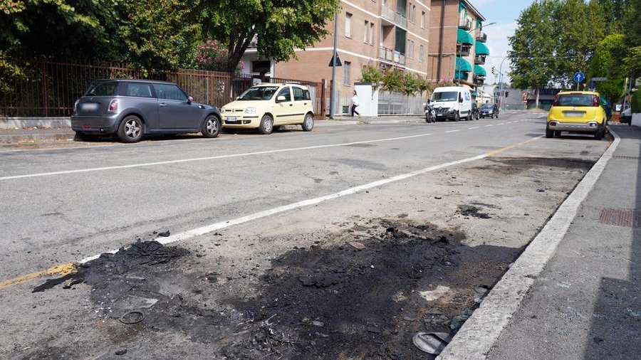 Bologna, 15 agosto 2022, via della Dozza, macchina bruciata davanti alla scuola elementare