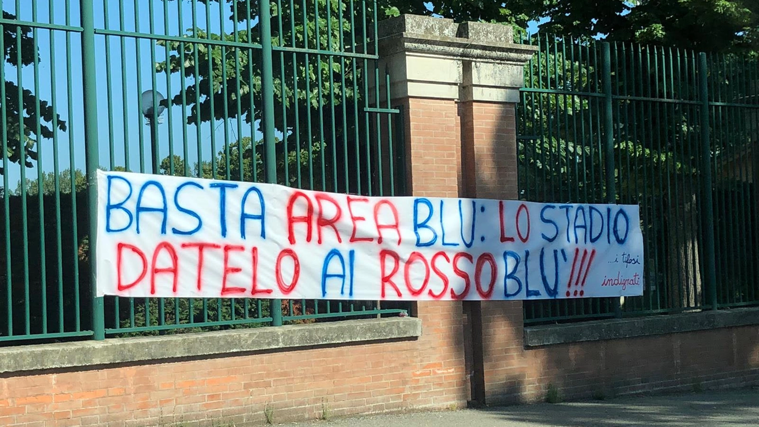 Lo striscione spuntato questa mattina all'esterno dello stadio Romeo Galli