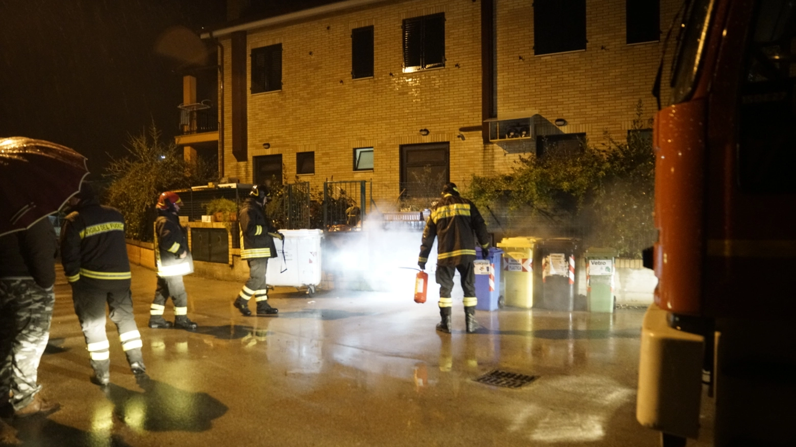 I vigili del fuoco al lavoro in via Murri (foto Zeppilli)