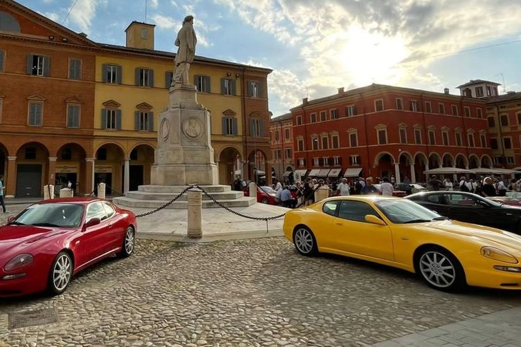 Il raduno Maserati davanti all'Accademia di Modena