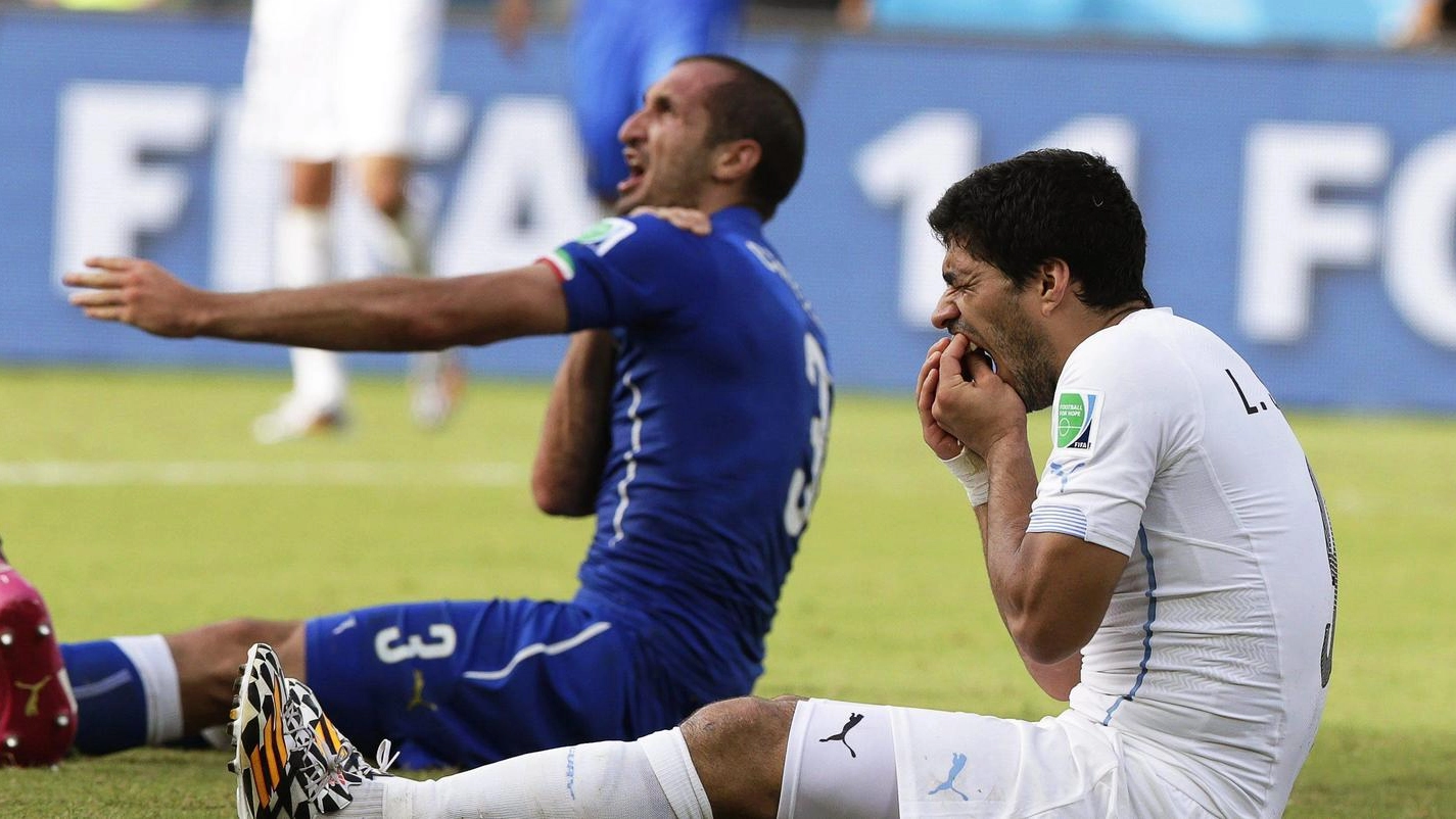 Chiellini e Suarez durante Italia-Uruguay nel 2014