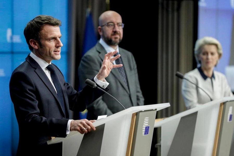 Il presidente francese Macron (a sinistra),  Charles Michel ,Ursula von der Leyene e 