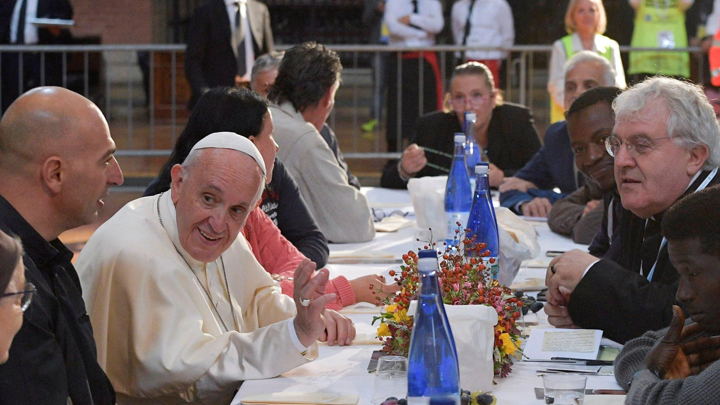 EMOZIONE Il Santo Padre a tavola per il pranzo nella basilica 