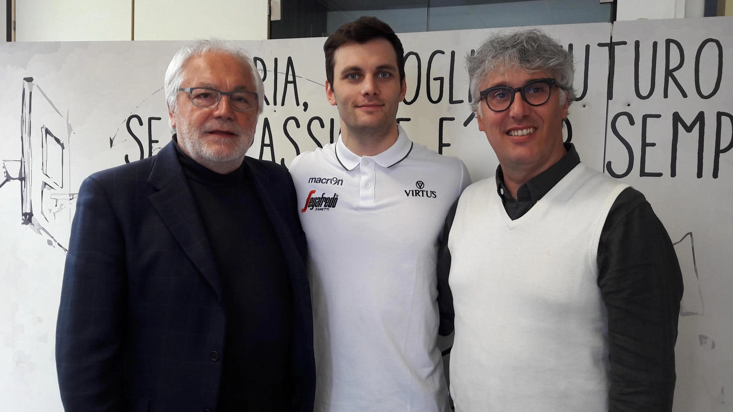 La prima foto bolognese di Stefano Gentile con due dirigenti della Virtus