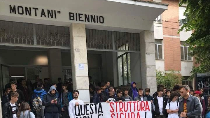 La protesta degli studenti del Montani (foto Zeppilli)