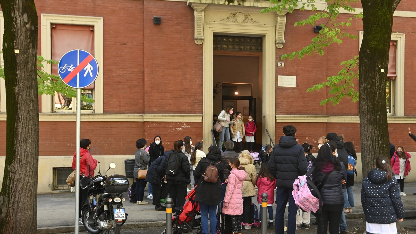 Bambini all'entrata delle scuole Carducci (foto d’archivio)