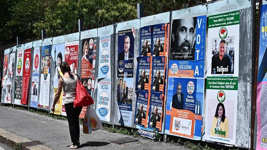 Manifesti elettorali per le elezioni comunali a Genova (Ansa)