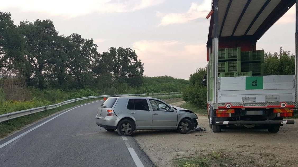 Faenza, incidente in via Tebano, si schianta contro un camion. E' grave