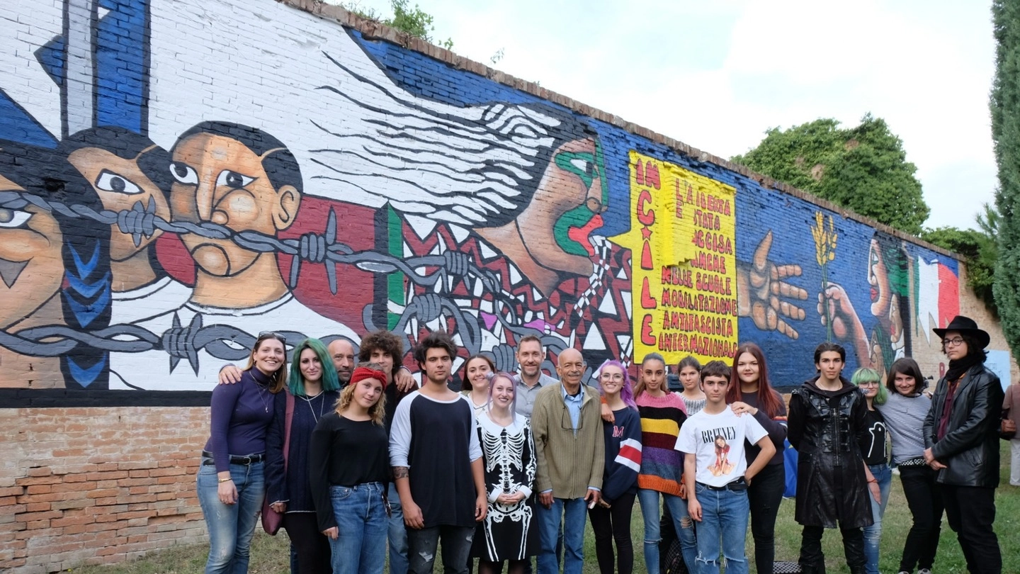 I ragazzi del liceo artistico e musicale di Forlì durante l’inagurazione del murale cileno 