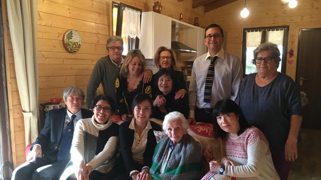La delegazione giapponese di studiosi durante la visita a Giuseppa Fattori