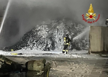 Incendio al centro di trattamento rifiuti di Vicenza, danni ingenti