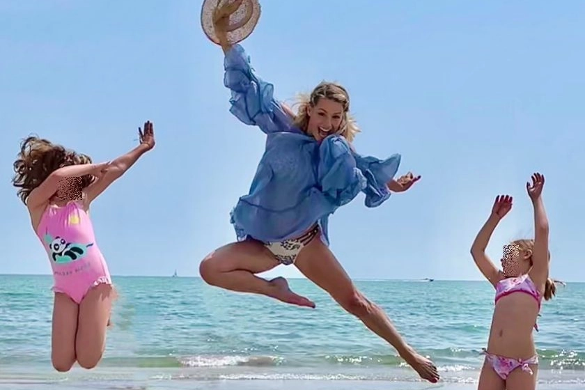 Michelle Hunziker salta sulla spiaggia con le sue figlie