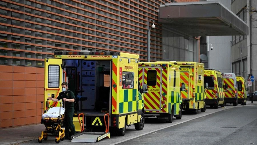 Ambulanze fuori il Royal London Hospital  a Londra (Ansa)