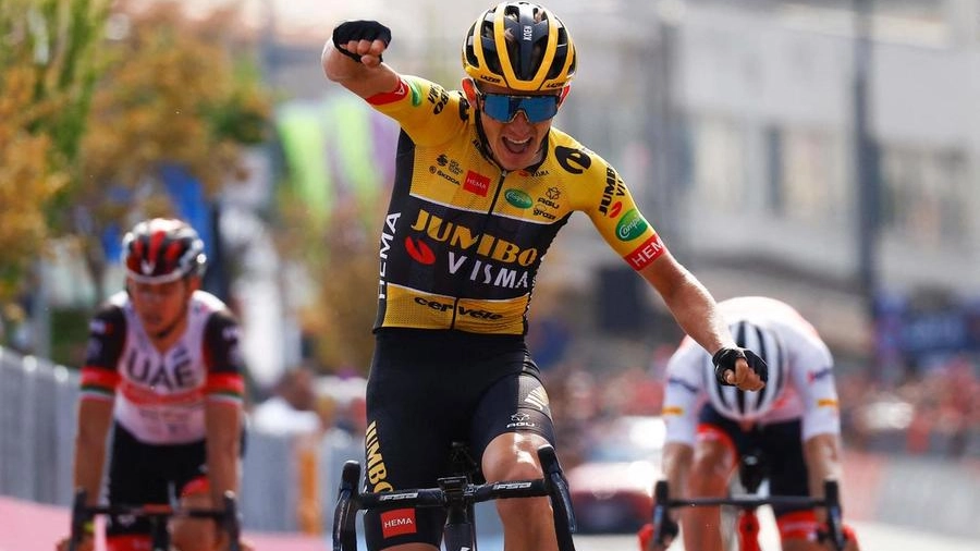 Koen Bouwman celebra la vittoria della settimana tappa del Giro d'Italia 2022 (Ansa)
