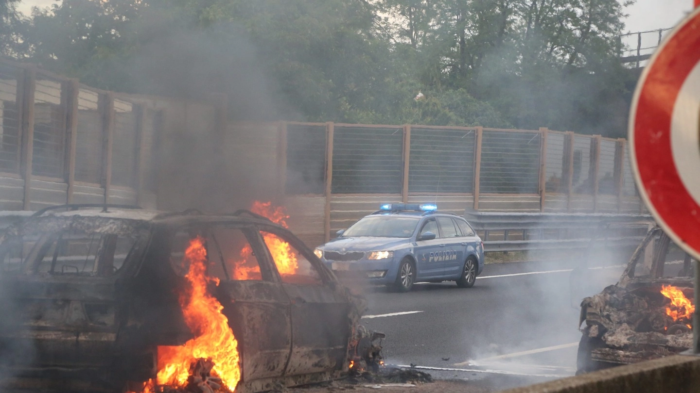 Cesena, rapina al portavalori: auto in fiamme in A14 (Foto Ravaglia)