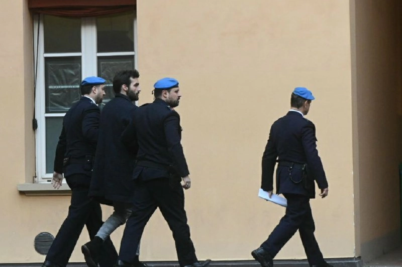 Giovanni Padovani anländer till domstolen i Bologna: straff i dag (Foto av Schicchi)