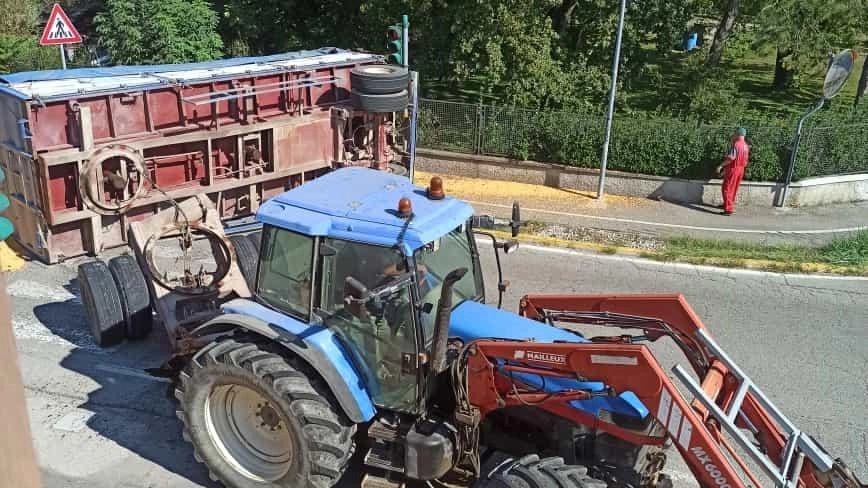 

Trattore carico di mais a Vigarano si ribalta: strada e ciclabile bloccate