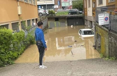 Alluvione Pavullo, esonda un canale e le strade diventano fiumi: danni in negozi e garage