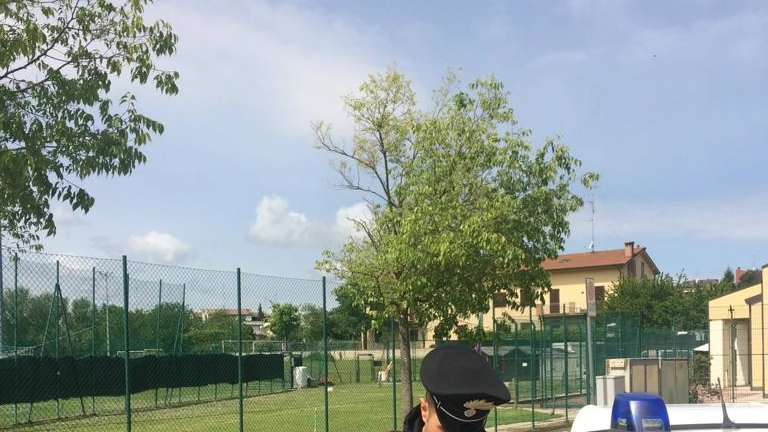 Rissa durante la partita, i carabinieri all'esterno del centro sportivo Calipari