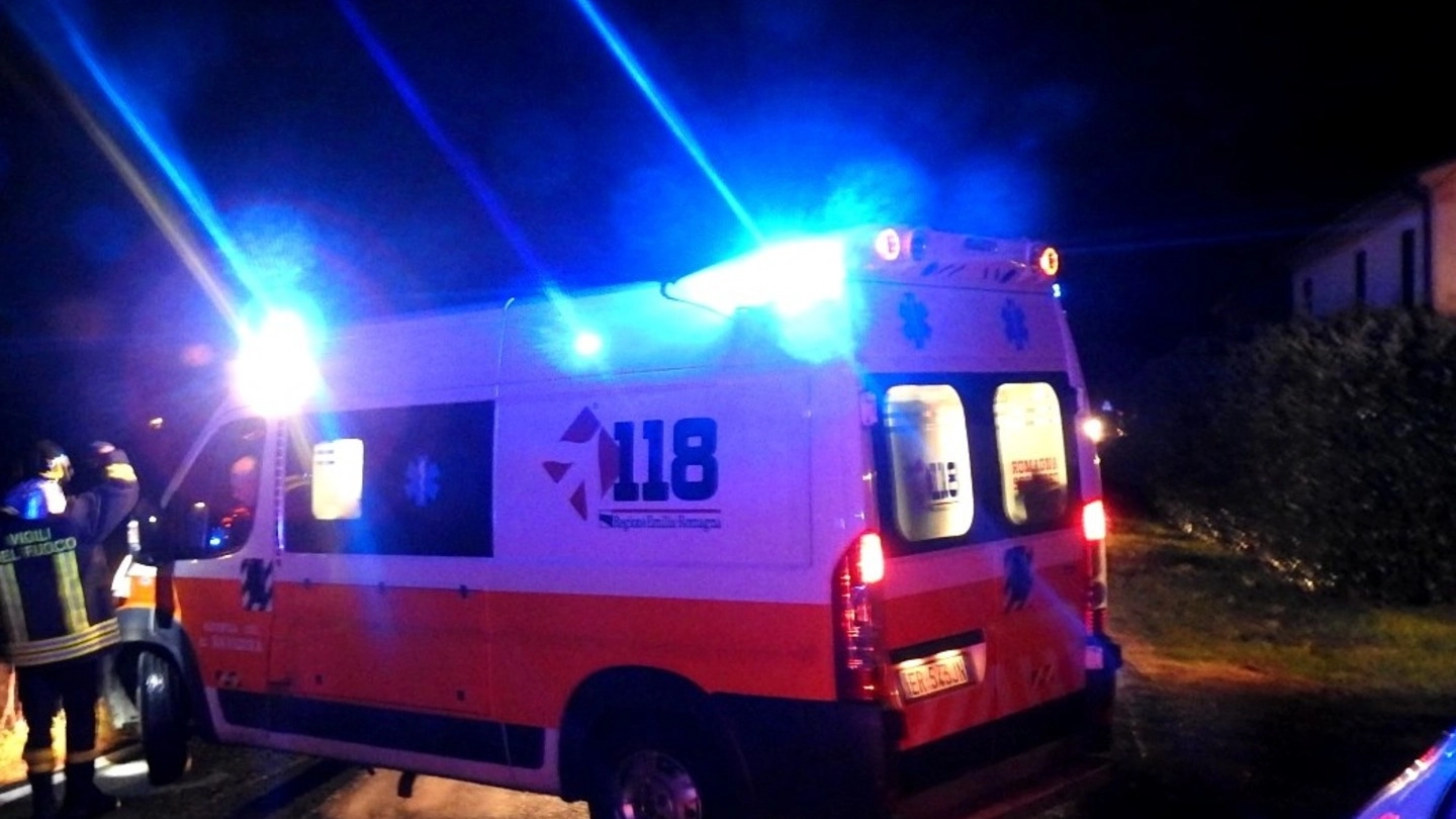 Le ambulanze del 118 hanno trasportato i feriti all’ospedale Mazzoni (foto d’archivio)