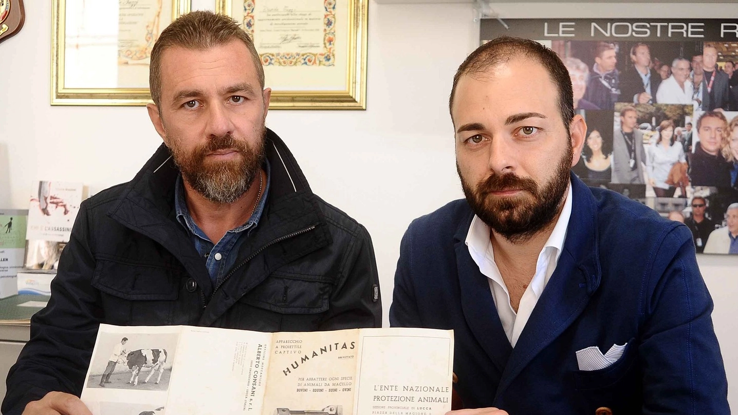 Davide Tuzzi di Securiteam e l’avvocato Simone Bianchi mostrano la pistola con cui potrebbe essere stato ucciso Willy 