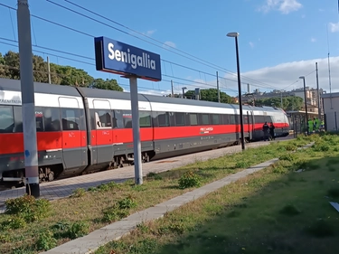 Muore sotto un treno a Senigallia, è il terzo caso in 20 giorni. Treni fermi