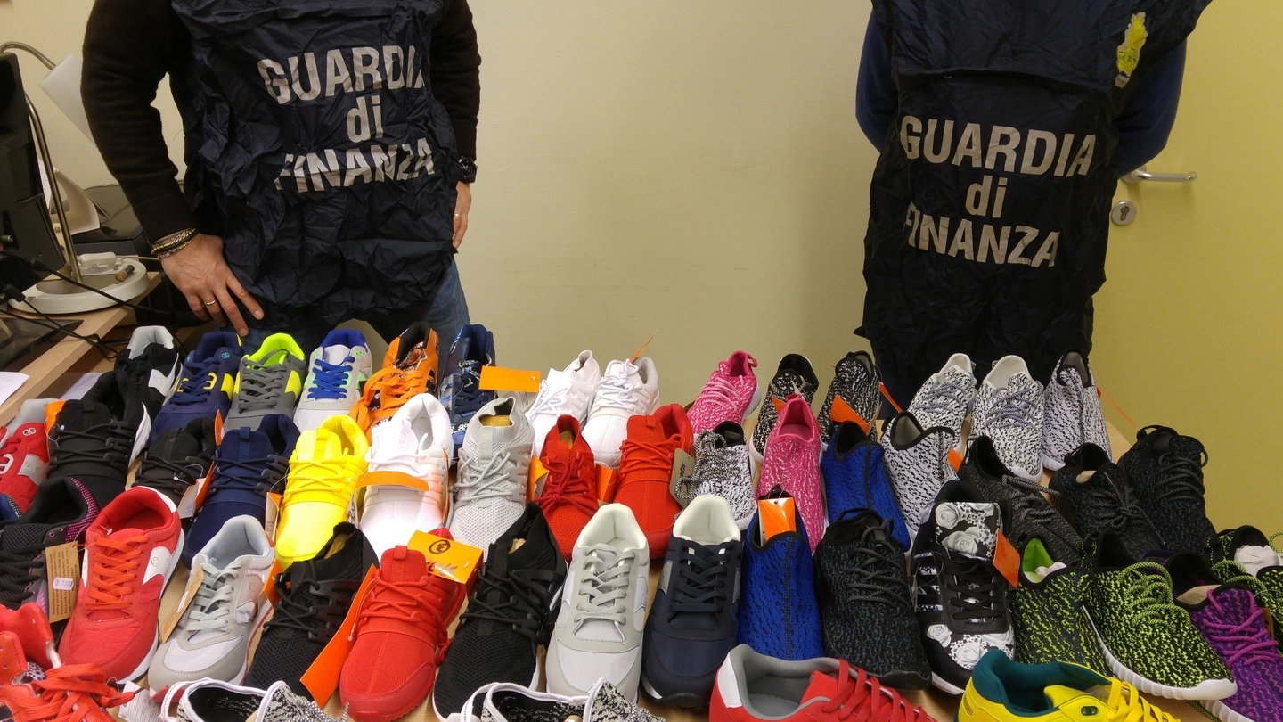 Le scarpe contraffatte sequestrate dalla Finanza a Bologna 