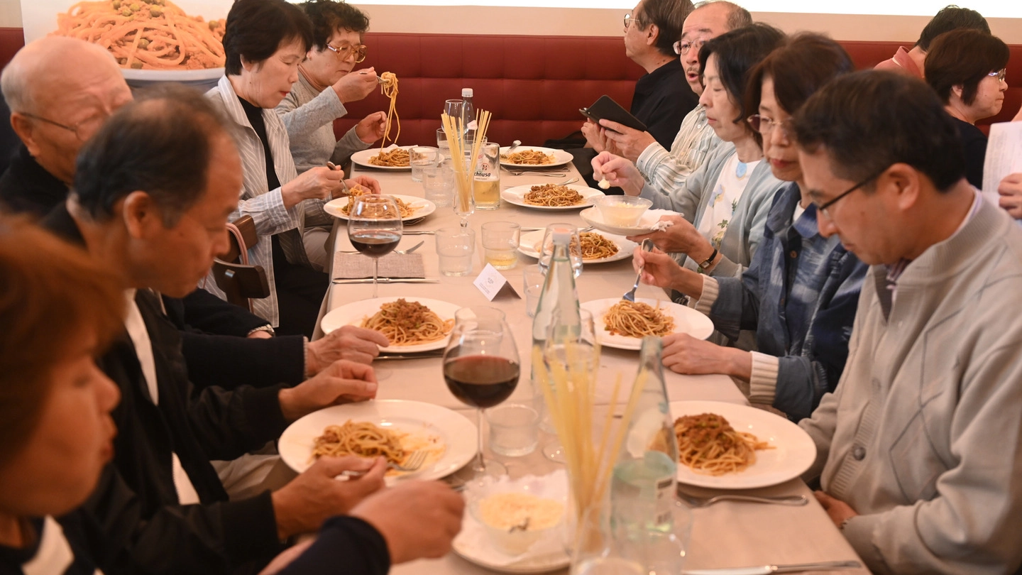 I turisti giapponesi gustano i loro spaghetti alle bolognese (Schicchi)