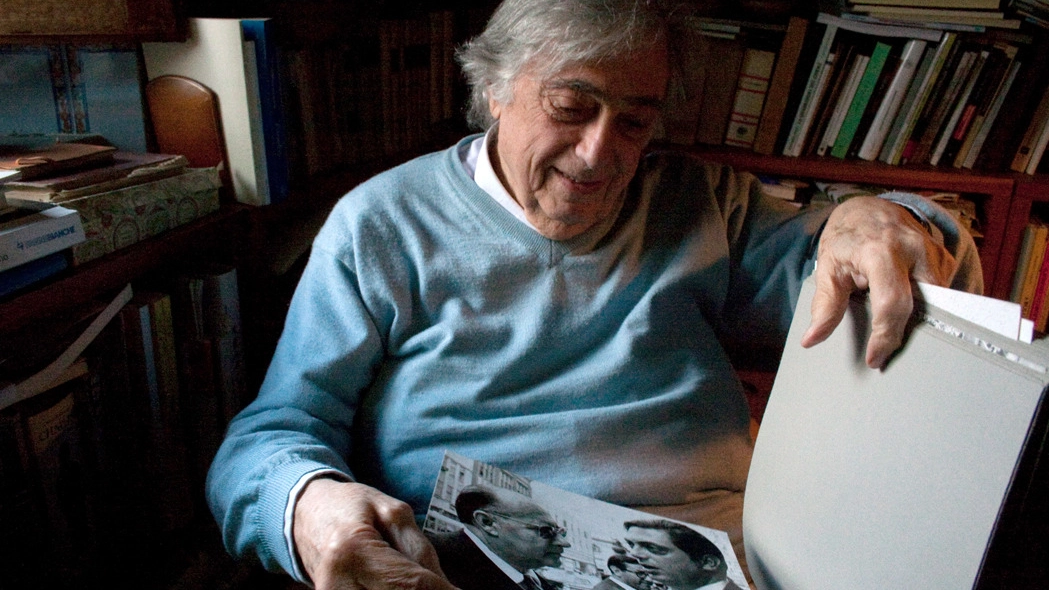 Baldi mostra una sua foto con Roberto Rossellini (foto Luca Di Giorgio)