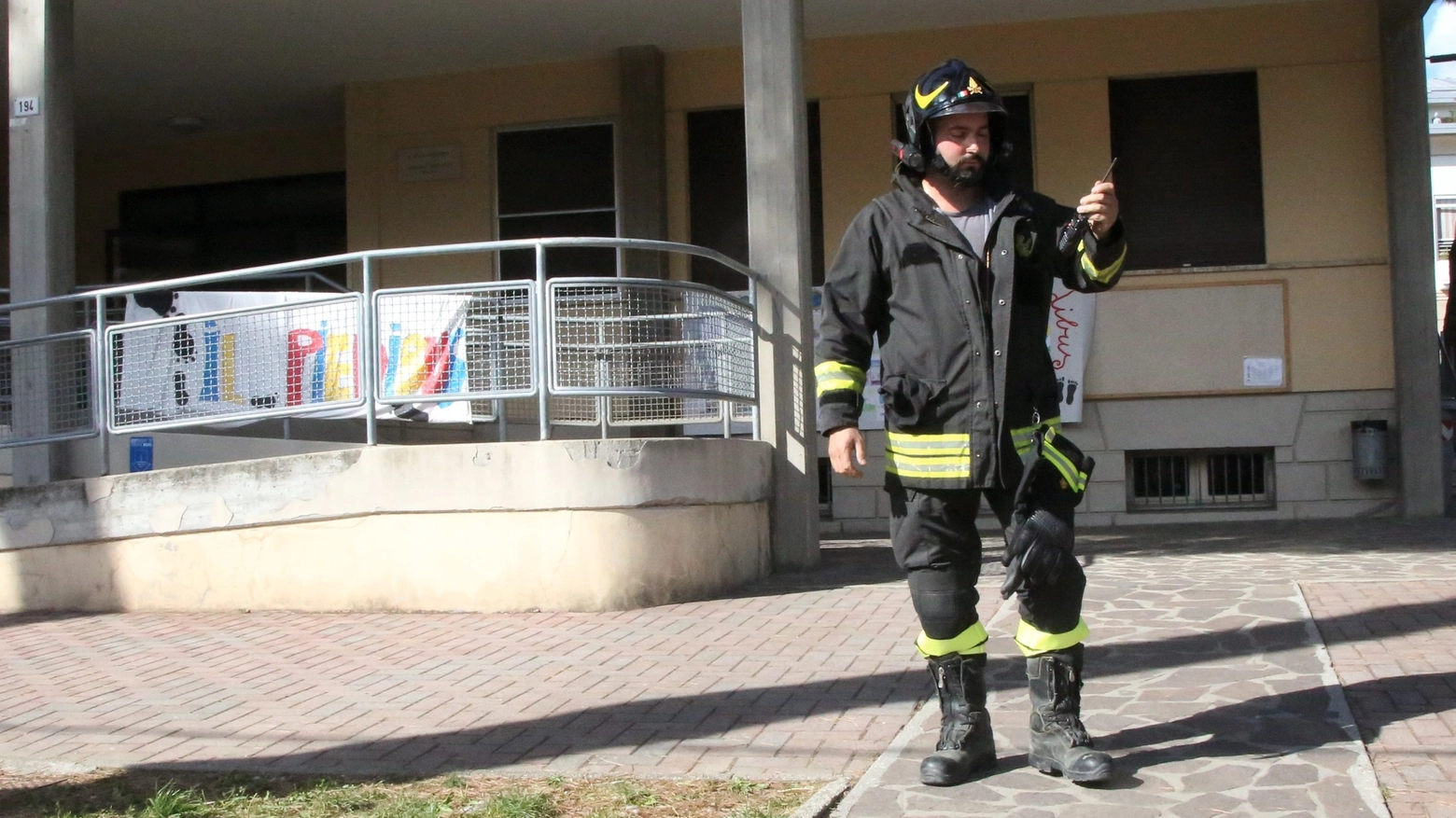 I vigili del fuoco alle scuole medie San Carlo (foto Ravaglia)