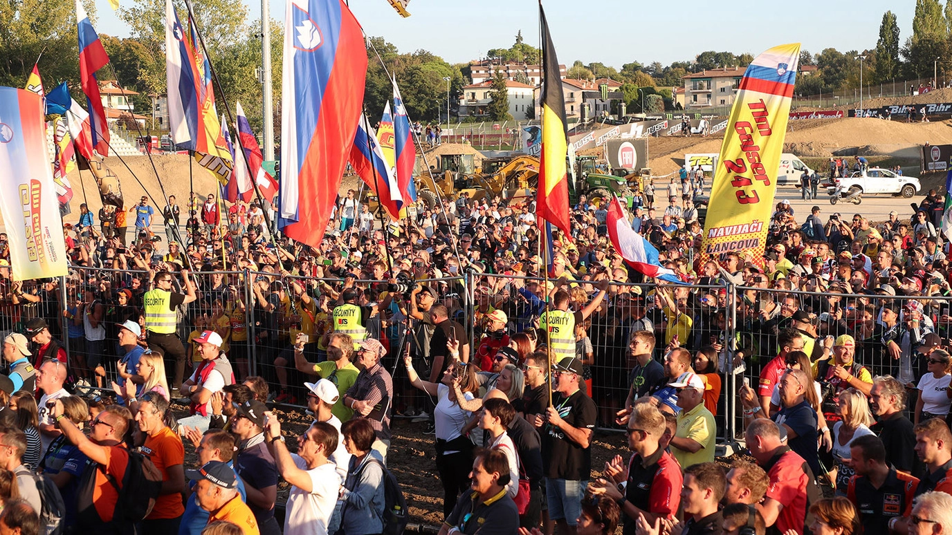 Folla in autodromo per il mondiale di motocross 