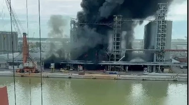 Incendio oggi al porto di Ravenna, fiamme alla Docks Cereali