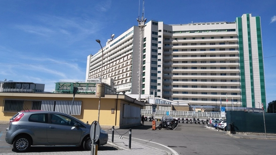 L’ospedale Maggiore in largo Nigrisoli (foto Dire)