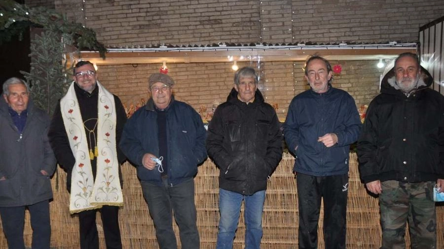 Don Fabio Moretti insieme ai realizzatori del presepio (foto Pangallo)