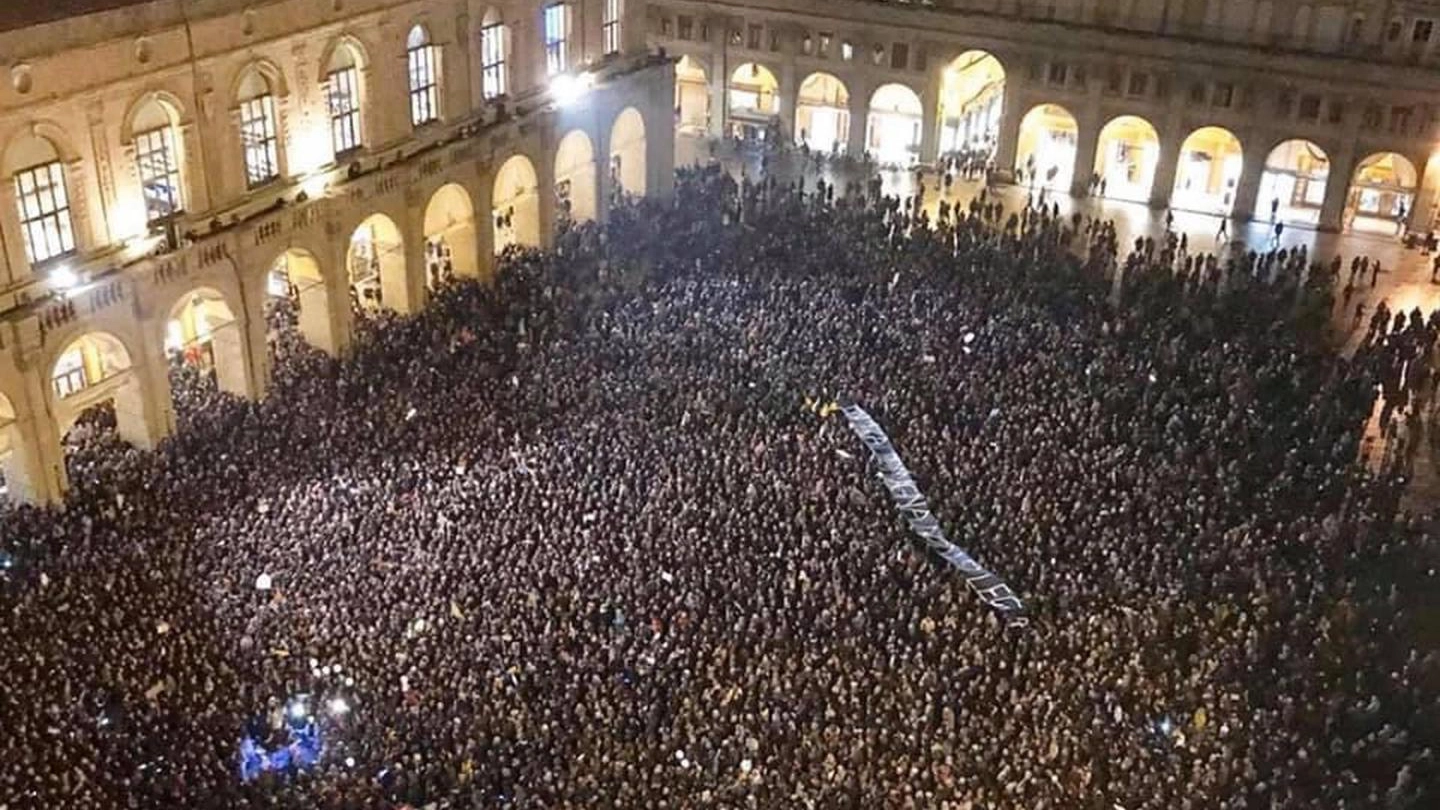 Migliaia di 'sardine' in piazza, la protesta pacifica al comizio di Salvini (Ansa)