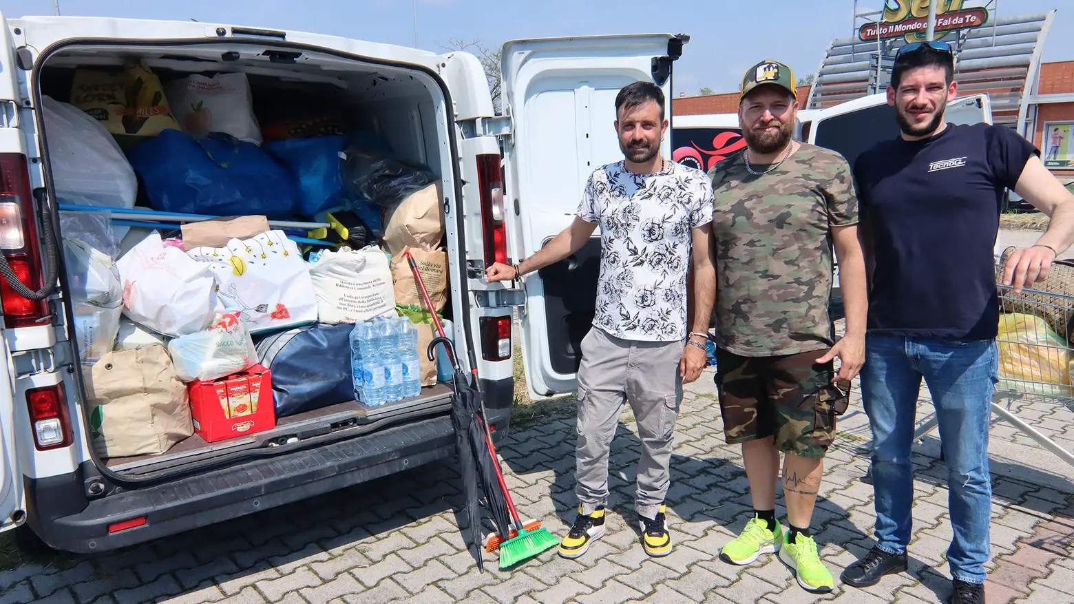 Aiuti a chi ha perso tutto  Un carico d’umanità  nel vano del furgone  E Pelù saluta la Romagna