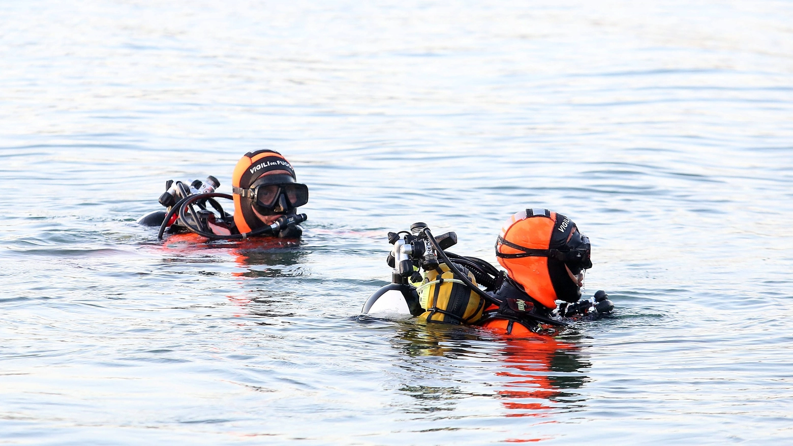 Sommozzatori in mare per recuperare il corpo del pescatore trovato morto a Porto Corsini