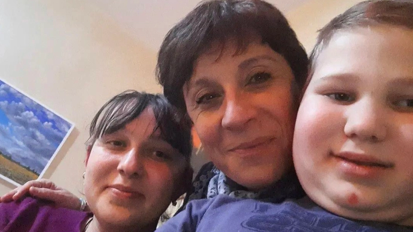 L’assessore Lauriana Sapienza assieme alla giovane mamma Zina Ida e al suo bambino, Stefan