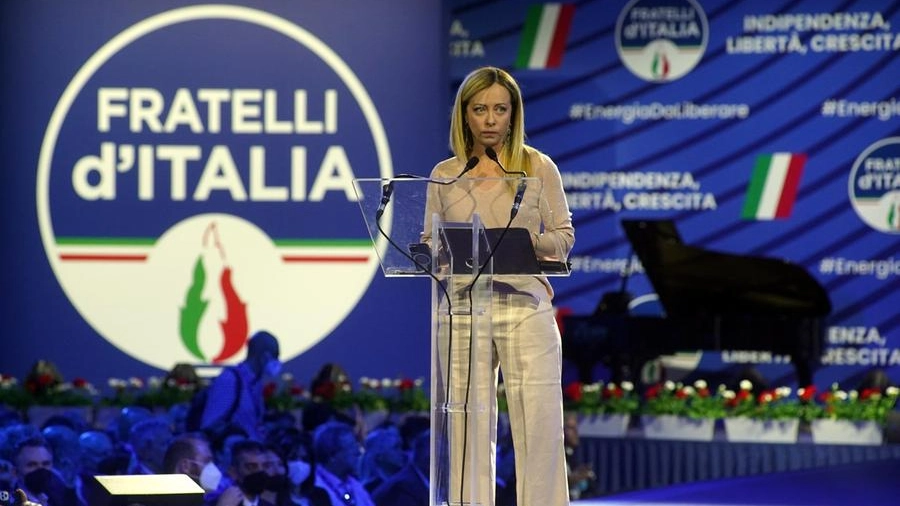 Giorgia Meloni, alle spalle il simbolo di Fratelli d'Italia (foto Imagoeconomica)