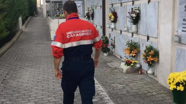 Ladri senza cuore rubano  fiori e ricordi al cimitero