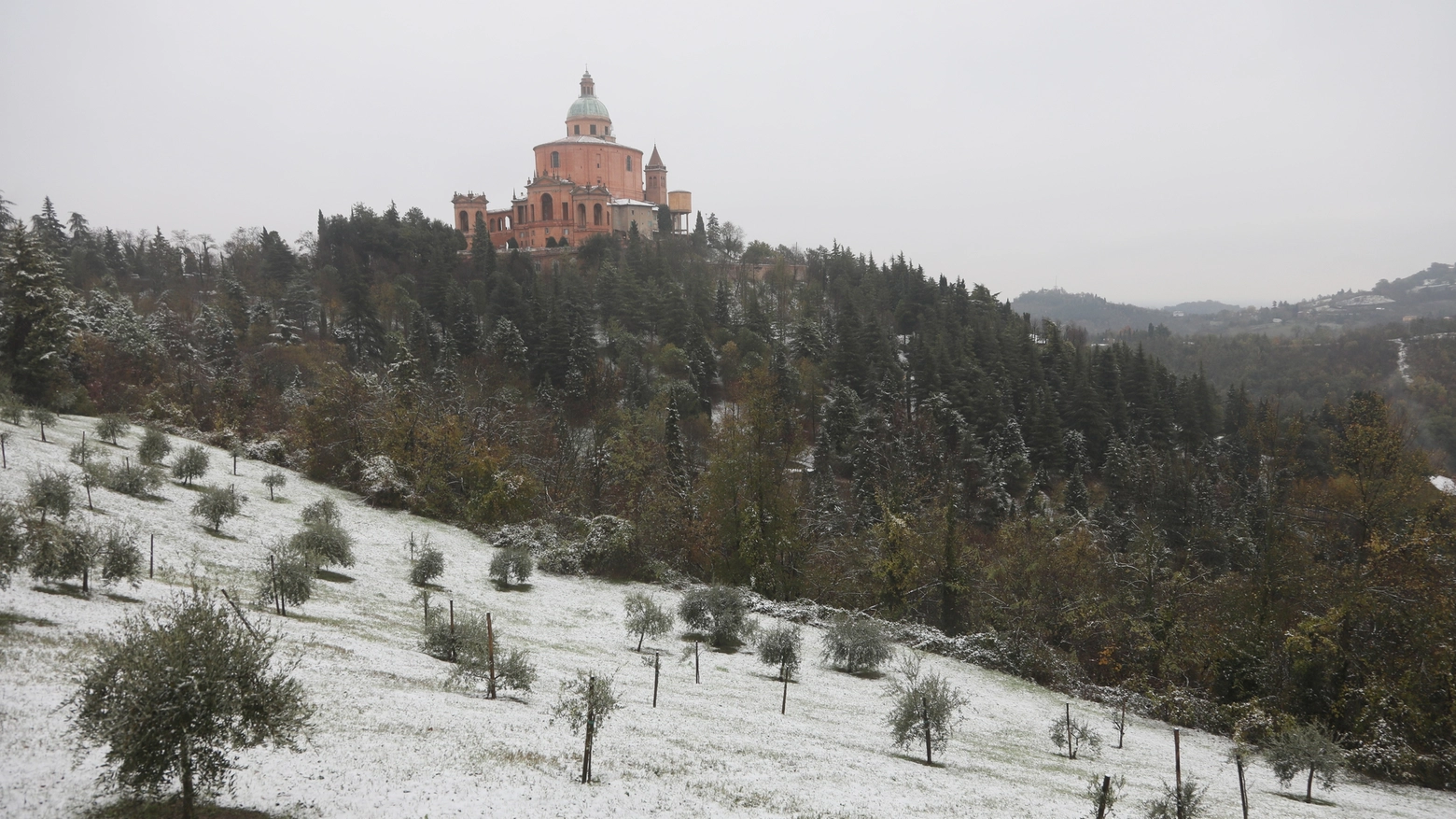 Bologna, la prima neve dell'anno ha imbiancato San Luca (FotoSchicchi)